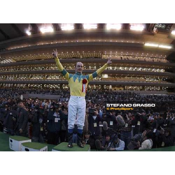 Peslier wins his 2nd Japan Cup on Zenno Rob Roy Pic Bill Selwyn 28-11-04
