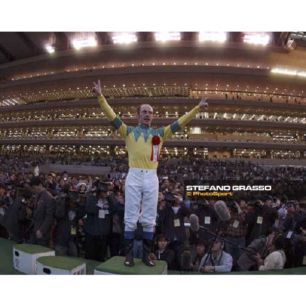 OLivier Peslier wins his 2nd Japan Cup on Zenno Rob Roy pic Bill Selwyn 28-11-04