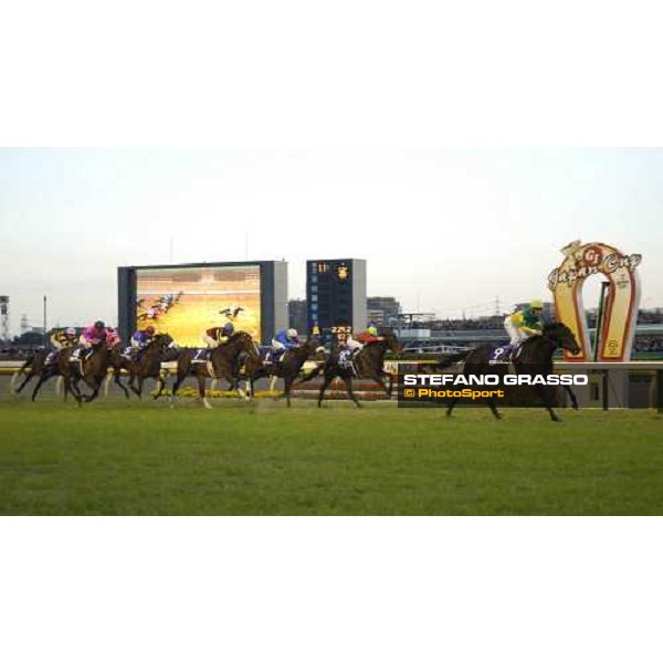 Zenno Rob Roy wins the Japan Cup for Olivier Peslier from Cosomo Bulk (no 10) and Delta Blues (no 7) Policy Maker (blue cols) Narita Century (pink blinkers) Phoenix Reach (no 5) and Lune D\'or (left) pic Bill SElwyn 28-11-04
