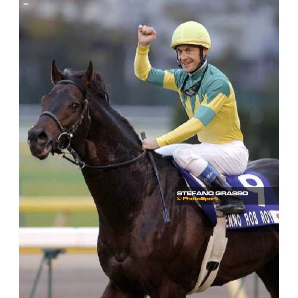 Zenno Rob Roy and Olivier Peslier win the Japan Cup pic Bill Selwyn 28-11-04