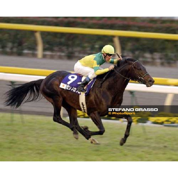 Olivier Peslier wins the Japan Cup on Zenno Rob Roy Pic Bill SElwyn 28-11-04