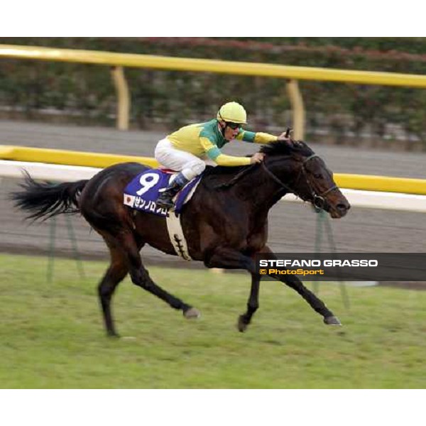 Olivier Peslier celebrates as Zenno Rob Roy wins the Japan Cup pic Bill Selwyn 28-11-04