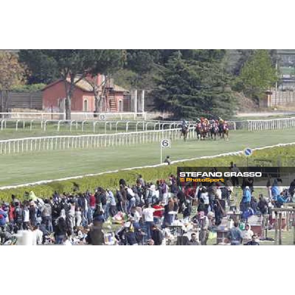 Racegoers at Capannelle racecourse Rome - Capannelle racecourse, 9th april 2012 photo Stefano Grasso