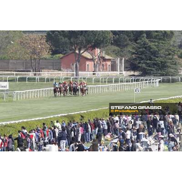 Racegoers at Capannelle racecourse Rome - Capannelle racecourse, 9th april 2012 photo Stefano Grasso