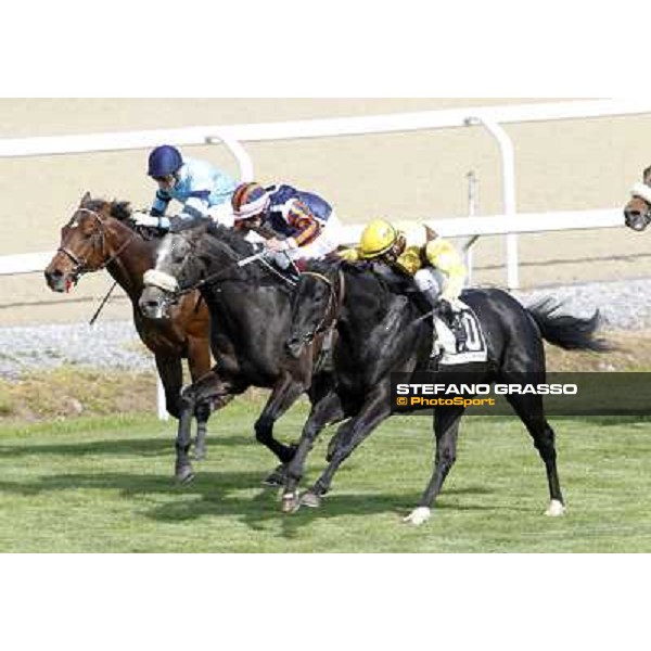 Carlo Fiocchi in Rio Black goes to win the Premio Azzurrina beating Fabio Branca on Doquet Rome - Capannelle racecourse, 9th april 2012 photo Stefano Grasso