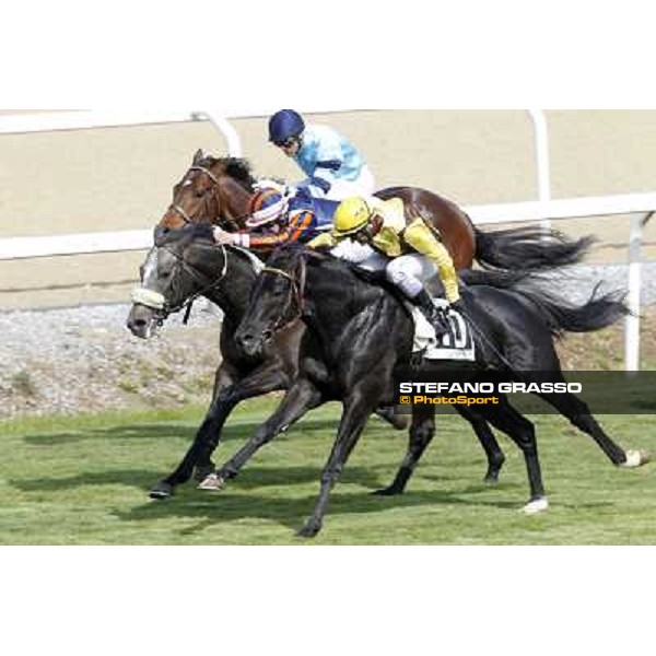 Carlo Fiocchi in Rio Black goes to win the Premio Azzurrina beating Fabio Branca on Doquet Rome - Capannelle racecourse, 9th april 2012 photo Stefano Grasso