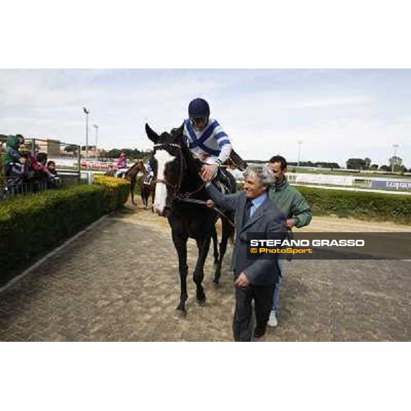 Mario Esposito, Luigi Polito and Vedelago with his groom return home after winning the Premio Daumier Rome - Capannelle racecourse, 9th april 2012 photo Stefano Grasso