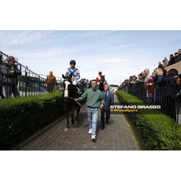 Mario Esposito, Luigi Polito and Vedelago with his groom return home after winning the Premio Daumier Rome - Capannelle racecourse, 9th april 2012 photo Stefano Grasso