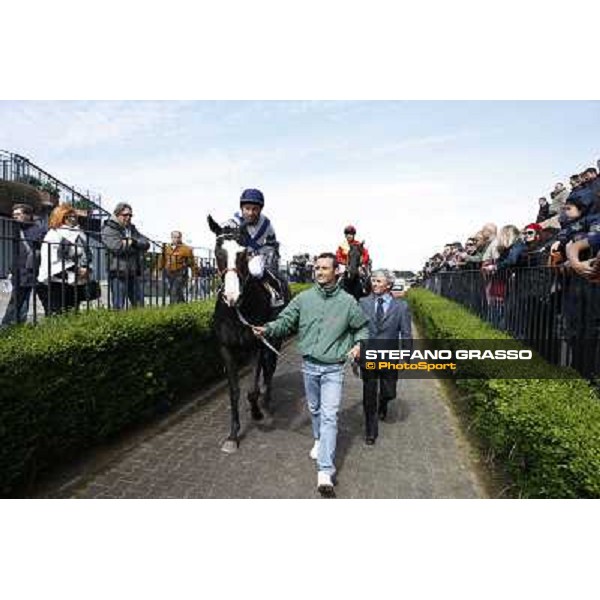 Mario Esposito, Luigi Polito and Vedelago with his groom return home after winning the Premio Daumier Rome - Capannelle racecourse, 9th april 2012 photo Stefano Grasso