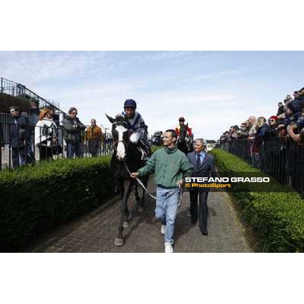 Mario Esposito, Luigi Polito and Vedelago with his groom return home after winning the Premio Daumier Rome - Capannelle racecourse, 9th april 2012 photo Stefano Grasso