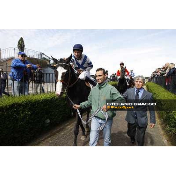 Mario Esposito, Luigi Polito and Vedelago with his groom return home after winning the Premio Daumier Rome - Capannelle racecourse, 9th april 2012 photo Stefano Grasso