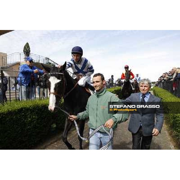 Mario Esposito, Luigi Polito and Vedelago with his groom return home after winning the Premio Daumier Rome - Capannelle racecourse, 9th april 2012 photo Stefano Grasso