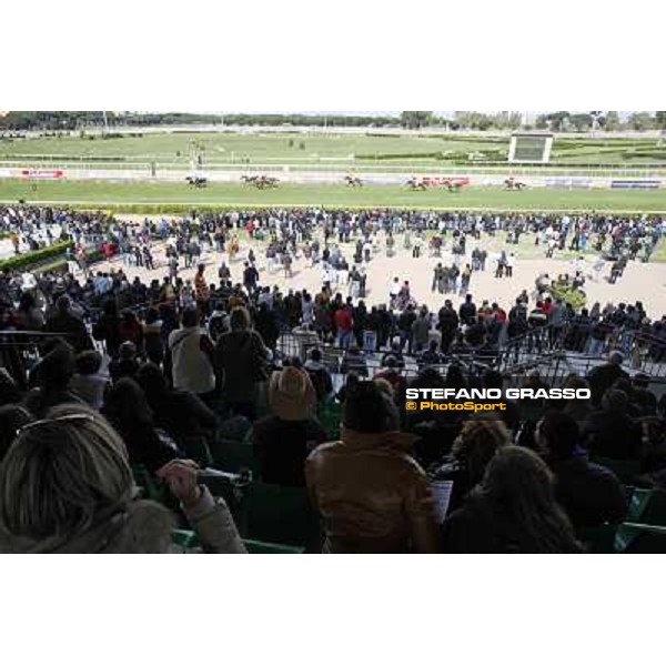 Racegoers at Capannelle racecourse Rome - Capannelle racecourse, 9th april 2012 photo Stefano Grasso