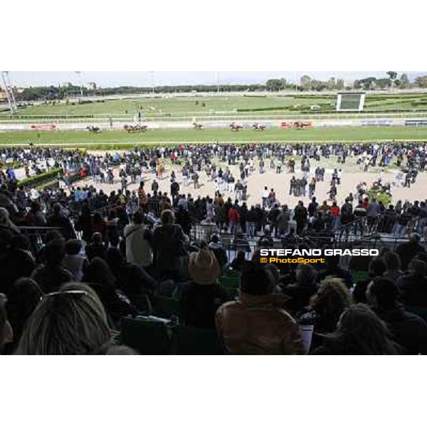 Racegoers at Capannelle racecourse Rome - Capannelle racecourse, 9th april 2012 photo Stefano Grasso