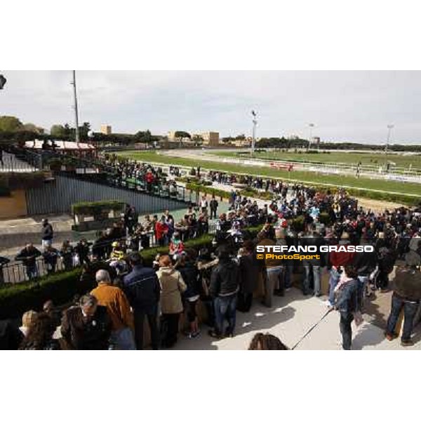 Racegoers at Capannelle racecourse Rome - Capannelle racecourse, 9th april 2012 photo Stefano Grasso