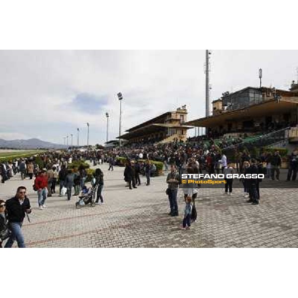 Racegoers at Capannelle racecourse Rome - Capannelle racecourse, 9th april 2012 photo Stefano Grasso