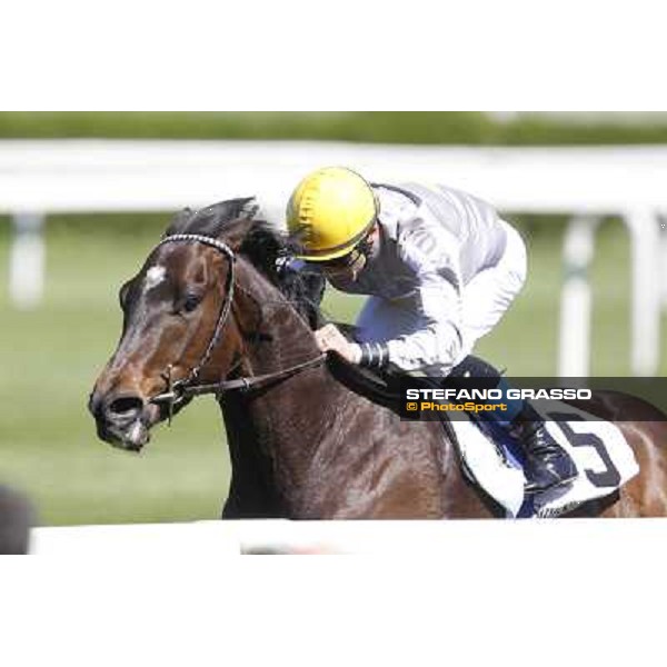 Dario Vargiu on Pandar goes to win the Premio Ardesio Milano - San Siro galopp racecourse, 8th april 2012 photo Stefano Grasso