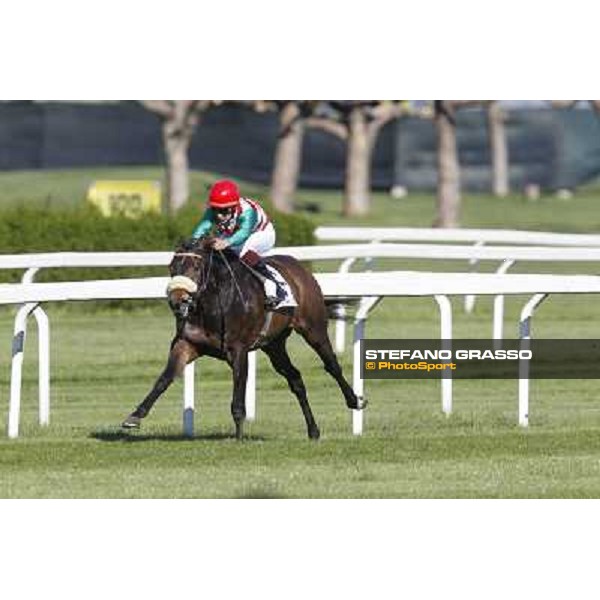 Fabio Branca on Last Night Show goes to win the Premio Seregno Milano - San Siro galopp racecourse, 8th april 2012 photo Stefano Grasso