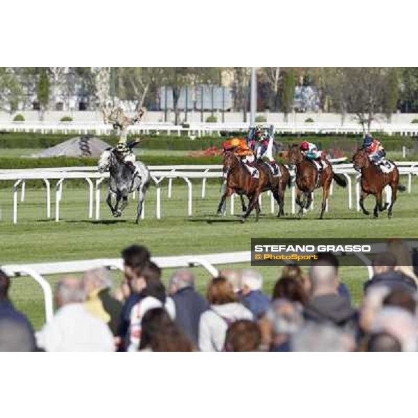 Fabio Branca on Crackerjack King goes to win the Premio DBS - Breeze Up Sale - Mario Esposito on Quiza Quiza Quiza is second Milano - San Siro galopp racecourse, 8th april 2012 photo Stefano Grasso