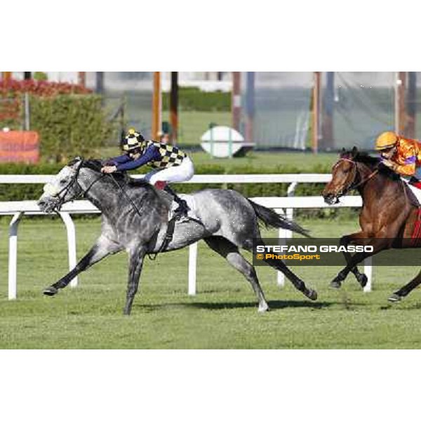 Fabio Branca on Crackerjack King goes to win the Premio DBS - Breeze Up Sale - Mario Esposito on Quiza Quiza Quiza is second Milano - San Siro galopp racecourse, 8th april 2012 photo Stefano Grasso