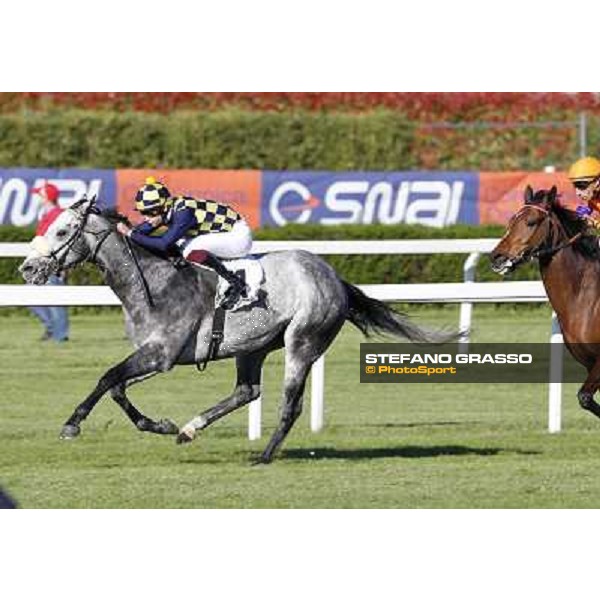 Fabio Branca on Crackerjack King goes to win the Premio DBS - Breeze Up Sale - Mario Esposito on Quiza Quiza Quiza is second Milano - San Siro galopp racecourse, 8th april 2012 photo Stefano Grasso