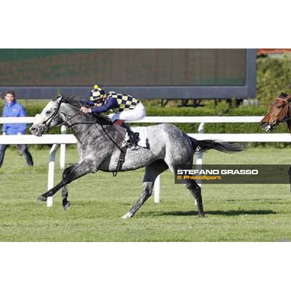 Fabio Branca on Crackerjack King goes to win the Premio DBS - Breeze Up Sale Milano - San Siro galopp racecourse, 8th april 2012 photo Stefano Grasso