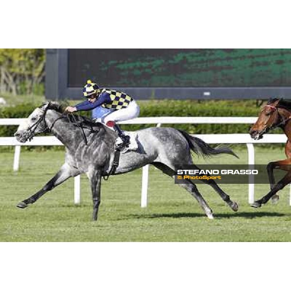 Fabio Branca on Crackerjack King goes to win the Premio DBS - Breeze Up Sale Milano - San Siro galopp racecourse, 8th april 2012 photo Stefano Grasso