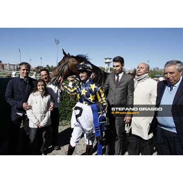 Alessandro and Giuseppe Botti with Fabio Branca and Malossol in the winner enclosure Milano - San Siro galopp racecourse, 8th april 2012 photo Stefano Grasso