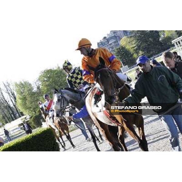 Mario Esposito on Quiza Quiza Quiza enters the winner circle followed by Fabio Branca on Crackerjack King Milano - San Siro galopp racecourse, 8th april 2012 photo Stefano Grasso