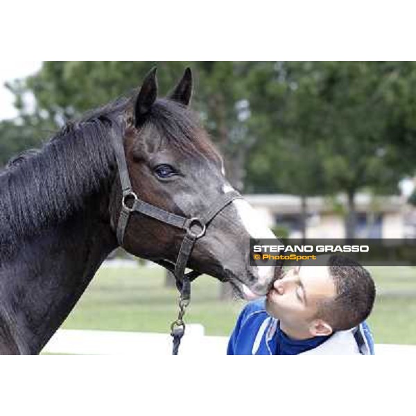 A kiss to Laghat by his owner and gentleman rider Federico De Paola Rome - Capannelle racecourse 15th april 2012 ph.Stefano Grasso