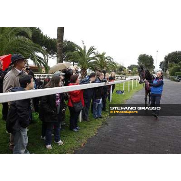 Laghat at Capannelle racecourse and the group of Associazione Trisomia 21 Onlus Firenze Rome - Capannelle racecourse, 15th april 2012 photo Stefano Grasso