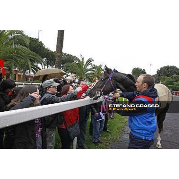 Laghat at Capannelle racecourse and the group of Associazione Trisomia 21 Onlus Firenze Rome - Capannelle racecourse, 15th april 2012 photo Stefano Grasso