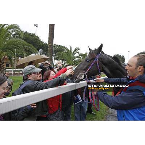 Laghat at Capannelle racecourse and the group of Associazione Trisomia 21 Onlus Firenze Rome - Capannelle racecourse, 15th april 2012 photo Stefano Grasso