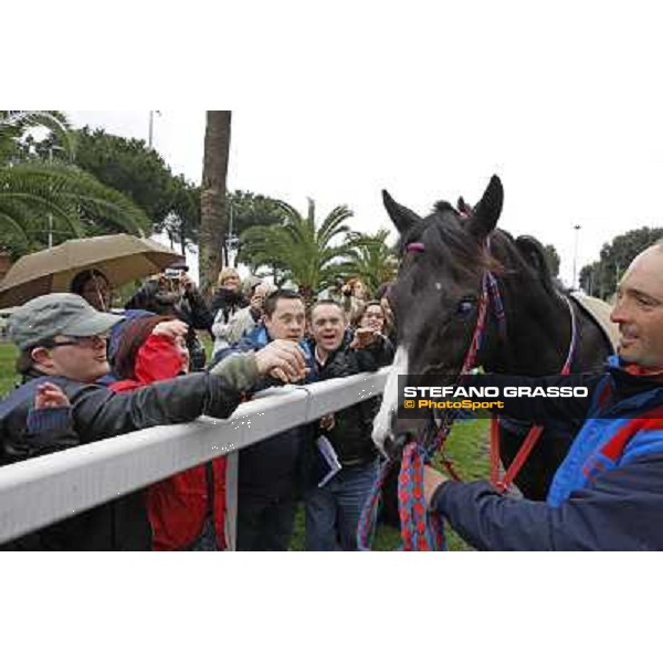 Laghat at Capannelle racecourse and the group of Associazione Trisomia 21 Onlus Firenze Rome - Capannelle racecourse, 15th april 2012 photo Stefano Grasso