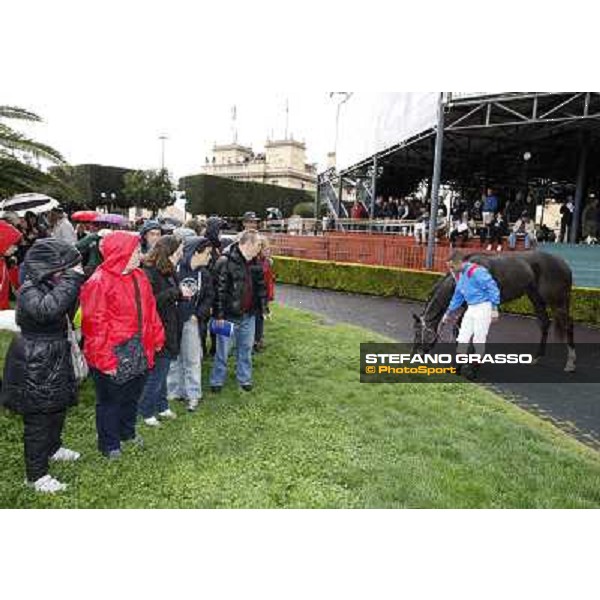 Laghat at Capannelle racecourse and the group of Associazione Trisomia 21 Onlus Firenze Rome - Capannelle racecourse, 15th april 2012 photo Stefano Grasso