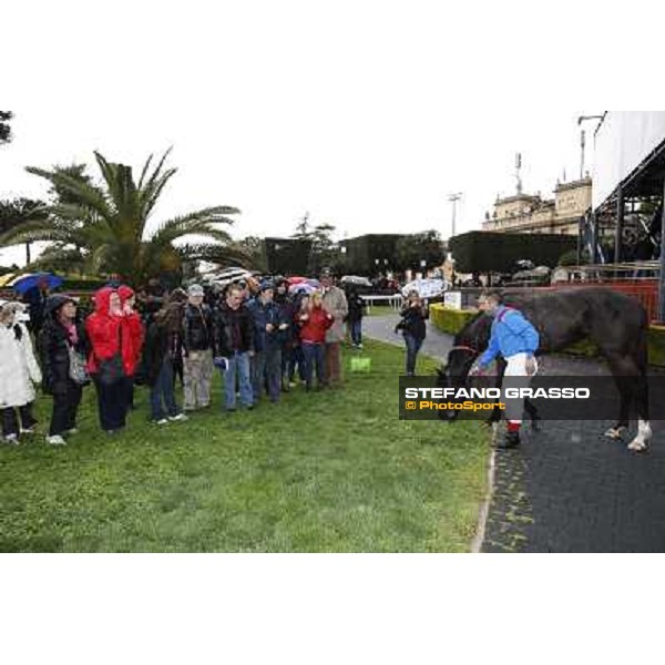 Laghat at Capannelle racecourse and the group of Associazione Trisomia 21 Onlus Firenze Rome - Capannelle racecourse, 15th april 2012 photo Stefano Grasso