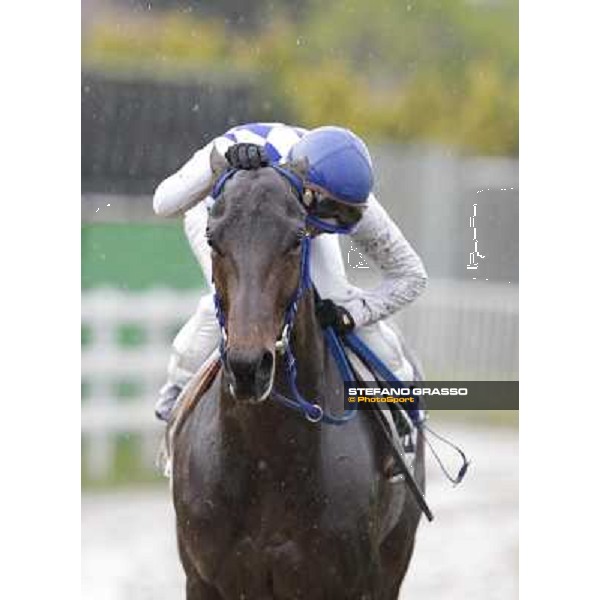 Cristian Demuro celebrates on Noble Hachy after winning the Premio Carlo Chiesa. Rome - Capannelle racecourse, 15th april 2012 photo Stefano Grasso