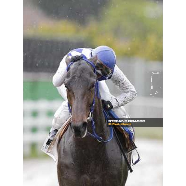 Cristian Demuro celebrates on Noble Hachy after winning the Premio Carlo Chiesa. Rome - Capannelle racecourse, 15th april 2012 photo Stefano Grasso