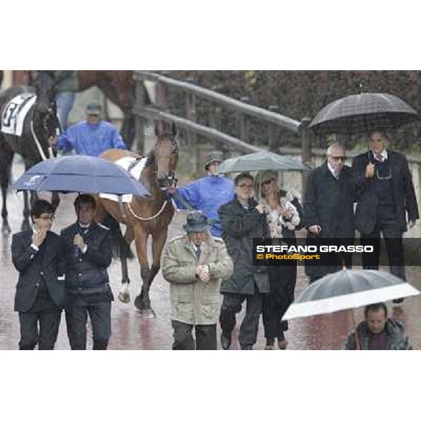 Owners and trainers enter the paddock before the Premio Carlo Chiesa Rome - Capannelle racecourse, 15th april 2012 photo Stefano Grasso