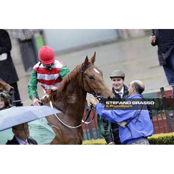 Fabio Branca enters the winner enclosure on Angegreen after winning the Premio Lorenzo Camuffo - close to them Stefano Botti Rome - Capannelle racecourse, 15th april 2012 photo Stefano Grasso