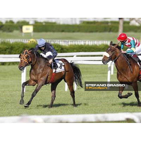 Gregorio Arena on Warder goes to win the Premio Emanuele Filiberto. Fabio Branca on Smoking Joe is second Milano - San Siro galopp racecourse, 22nd april 2012 photo Stefano Grasso