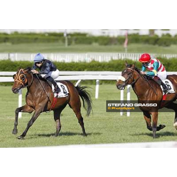 Gregorio Arena on Warder goes to win the Premio Emanuele Filiberto. Fabio Branca on Smoking Joe is second Milano - San Siro galopp racecourse, 22nd april 2012 photo Stefano Grasso