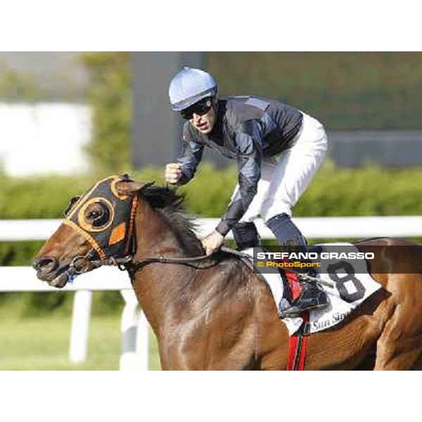 Gregorio Arena on Warder wins the Premio Emanuele Filiberto. Milano - San Siro galopp racecourse, 22nd april 2012 photo Stefano Grasso