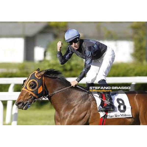 Gregorio Arena on Warder wins the Premio Emanuele Filiberto. Milano - San Siro galopp racecourse, 22nd april 2012 photo Stefano Grasso