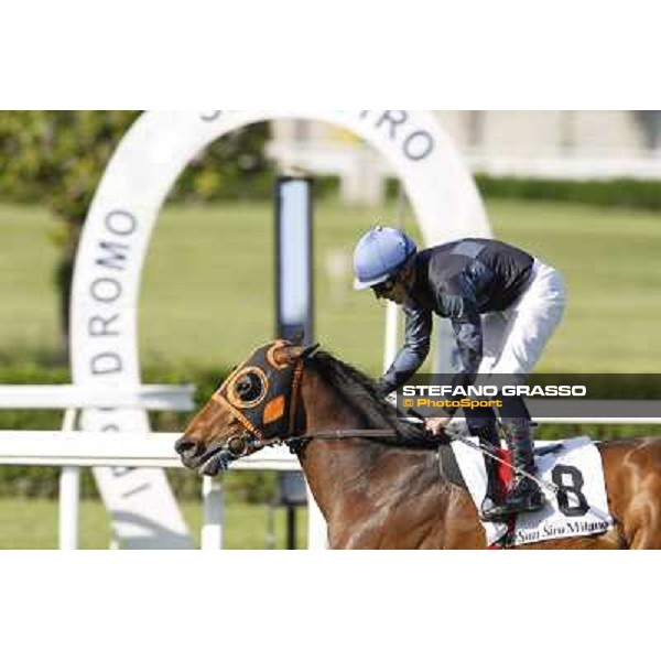 Gregorio Arena on Warder wins the Premio Emanuele Filiberto. Milano - San Siro galopp racecourse, 22nd april 2012 photo Stefano Grasso