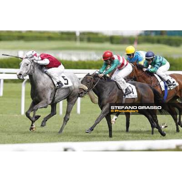 Luca Maniezzi on Aquila d\'Oriente goes to win the Premio Alberto Zanoletti di Rozzano - Pierantonio Convertino on Summer Fall is second Milano - San Siro galopp racecourse, 22nd april 2012 photo Stefano Grasso