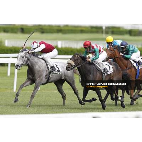 Luca Maniezzi on Aquila d\'Oriente goes to win the Premio Alberto Zanoletti di Rozzano - Pierantonio Convertino on Summer Fall is second Milano - San Siro galopp racecourse, 22nd april 2012 photo Stefano Grasso