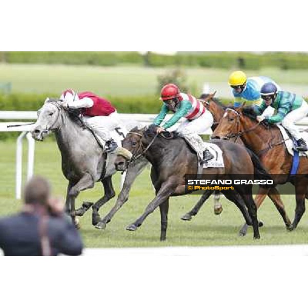 Luca Maniezzi on Aquila d\'Oriente goes to win the Premio Alberto Zanoletti di Rozzano - Pierantonio Convertino on Summer Fall is second Milano - San Siro galopp racecourse, 22nd april 2012 photo Stefano Grasso