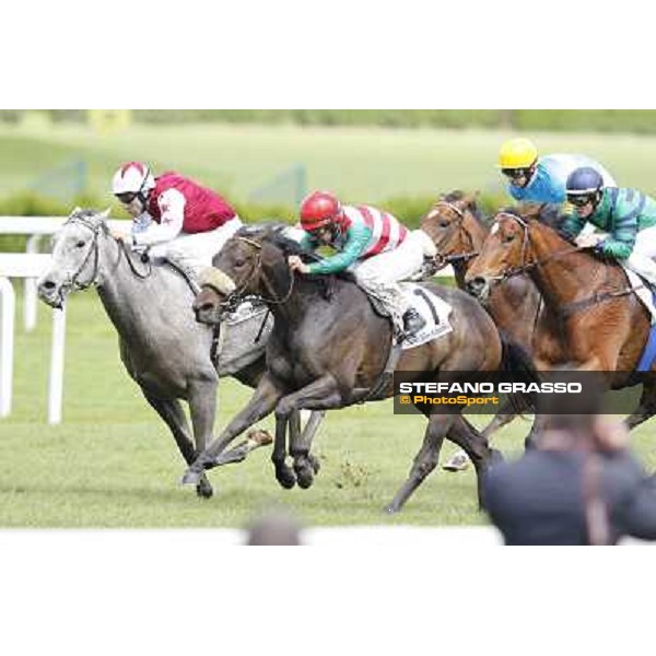 Luca Maniezzi on Aquila d\'Oriente goes to win the Premio Alberto Zanoletti di Rozzano - Pierantonio Convertino on Summer Fall is second Milano - San Siro galopp racecourse, 22nd april 2012 photo Stefano Grasso