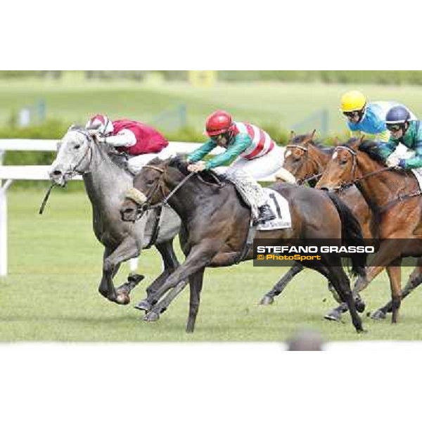 Luca Maniezzi on Aquila d\'Oriente goes to win the Premio Alberto Zanoletti di Rozzano - Pierantonio Convertino on Summer Fall is second Milano - San Siro galopp racecourse, 22nd april 2012 photo Stefano Grasso